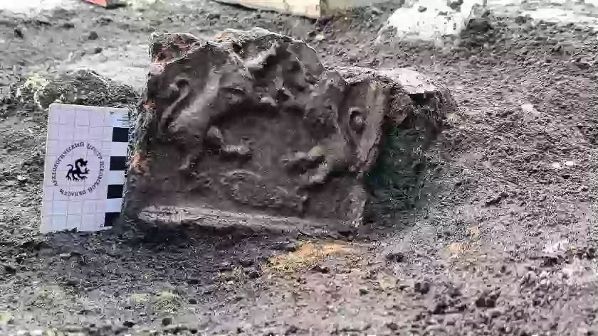 В Пскове на улице Ленина нашли изразец с европейскими львами