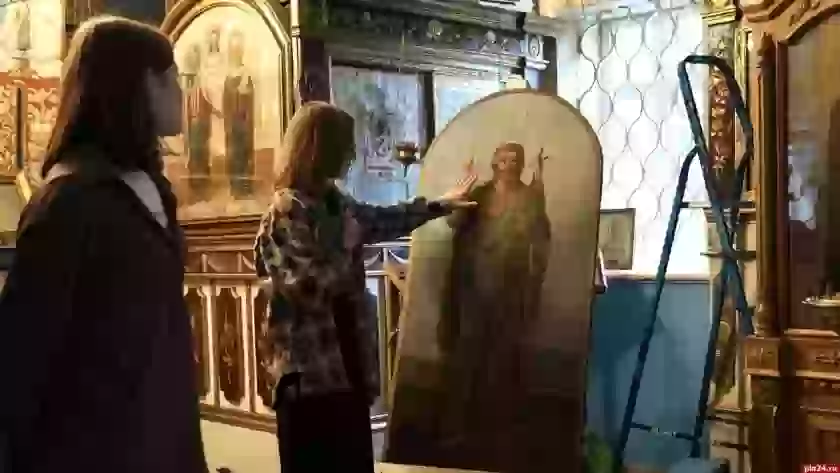 Студенты из Петербурга вернули старинные иконы в церковь в Пушкинских Горах
