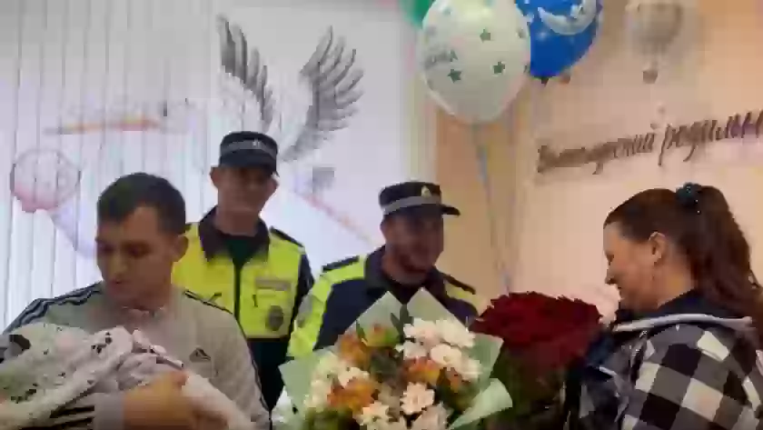 Великолукские полицейские встретили маму и малыша, которым помогли во время родов в дороге