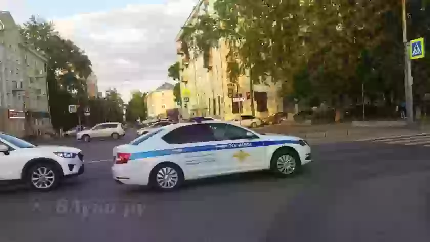В Великих Луках девушка на Opel Astra врезалась в дерево