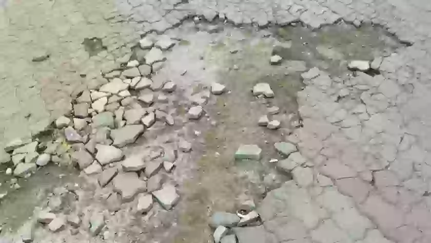 В Великих Луках ремонтируют тротуар на улице Винатовского