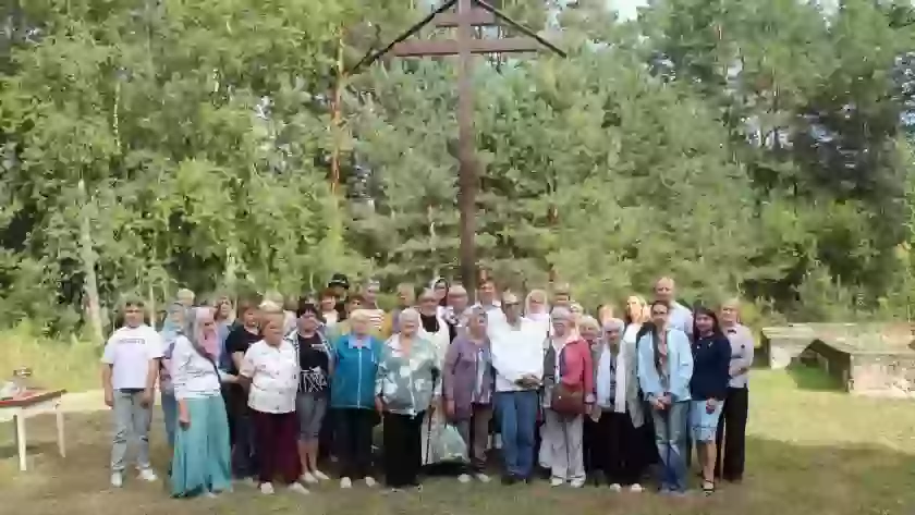 В деревне Борки Великолукского округа освятили Поклонный крест у фундамента будущего храма