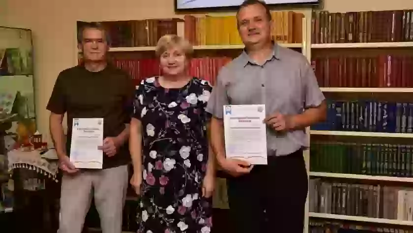 В городской библиотеке открылась выставка значков к 860-летию Великих Лук
