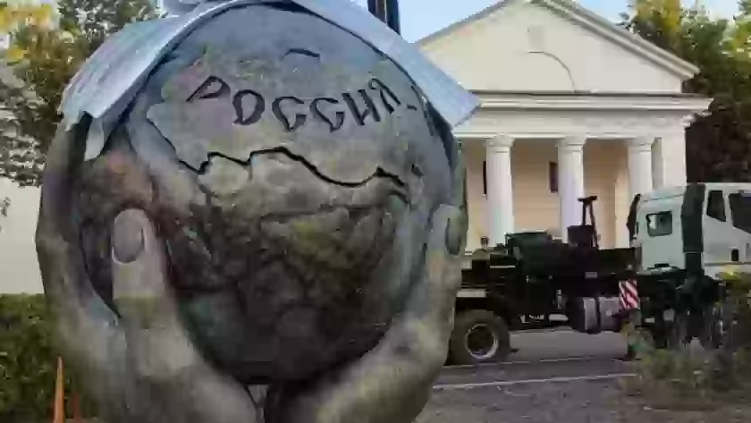 В Великих Луках в сквере на улице Лизы Чайкиной установили новый современный арт-объект