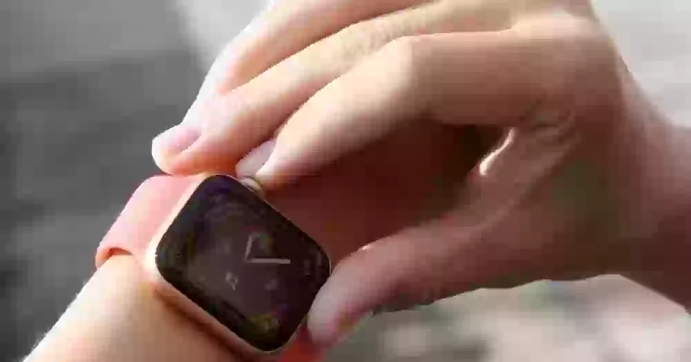 Умные часы могут быть лучше, но это запрещено законом. Рассказываем на примере Apple и Samsung