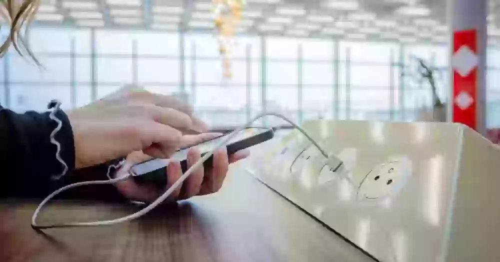 Почему не стоит заряжать смартфон от USB-портов, а лучше использовать блок питания