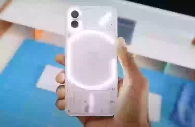 Первый обзор Nothing Phone показал поразительное сходство с iPhone 13