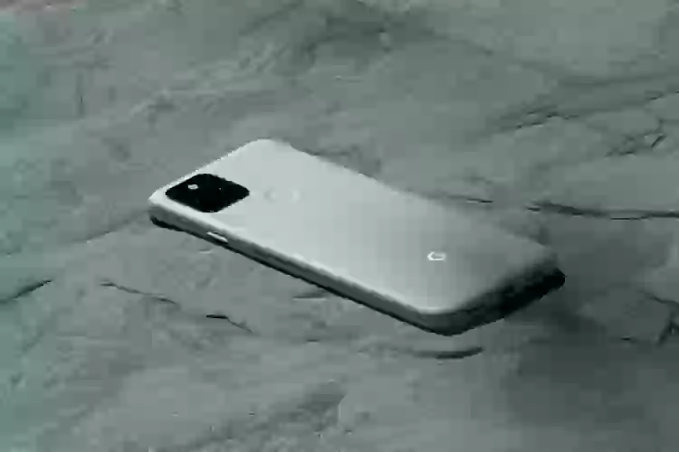 Google тестирует смартфон с камерой под экраном. Возможно, это Pixel 5 Pro