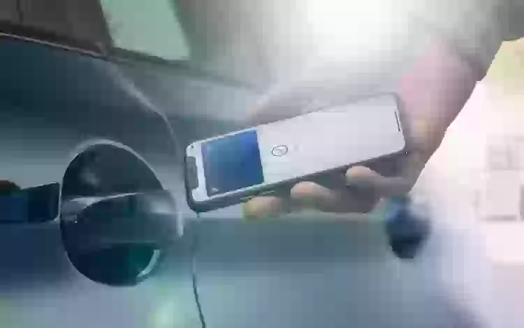 Android 12 позволит открывать машину без ключа. Но не со всех смартфонов