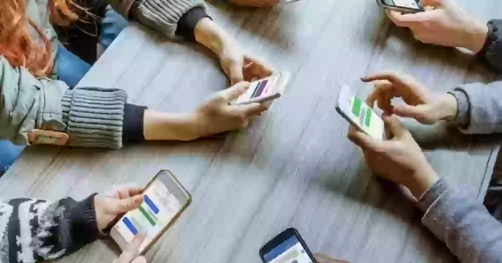 Почему нас бесит, когда кто-то сидит в телефоне, и что с этим делать