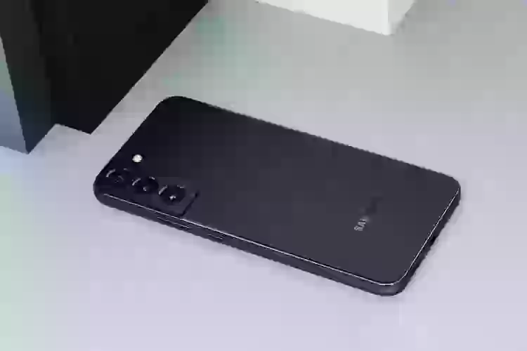 Другим нельзя, а нам можно! Samsung продолжает крутить рекламу в телефонах
