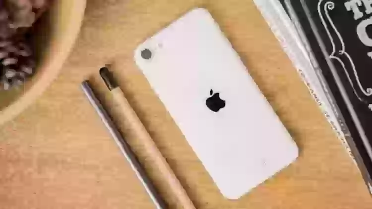 Apple выпустила новый iPhone SE 3. Одна камера, огромные рамки и цена, как у топового Samsung