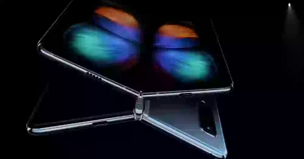 Samsung показала новый складной смартфон. Он выглядит как раскладушка их 2000-х