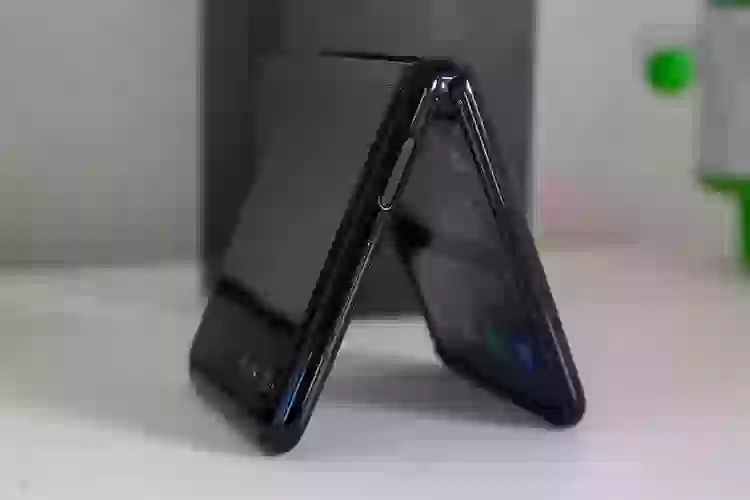 Как истинные китайцы: Huawei запатентовал «Galaxy Z Flip»