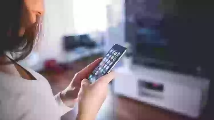 Как смартфоны влияют на чувство одиночества и почему так происходит