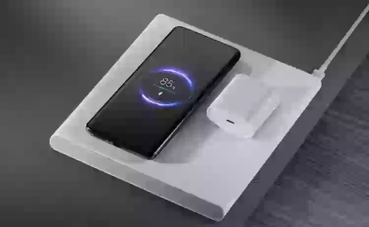 Самая крутая беспроводная зарядка от Xiaomi. Стоит ли ее покупать?