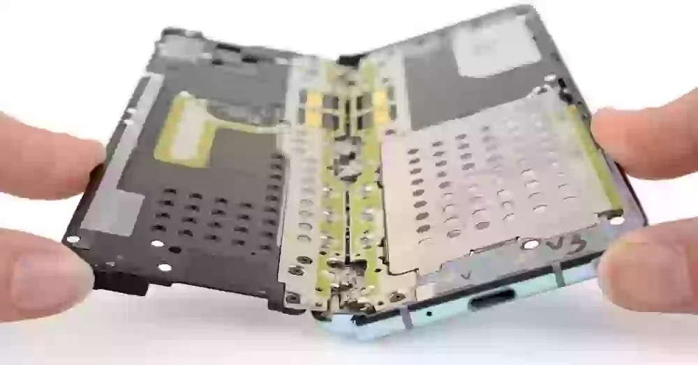 Специалисты iFixit объяснили, почему поломался дисплей Galaxy Fold