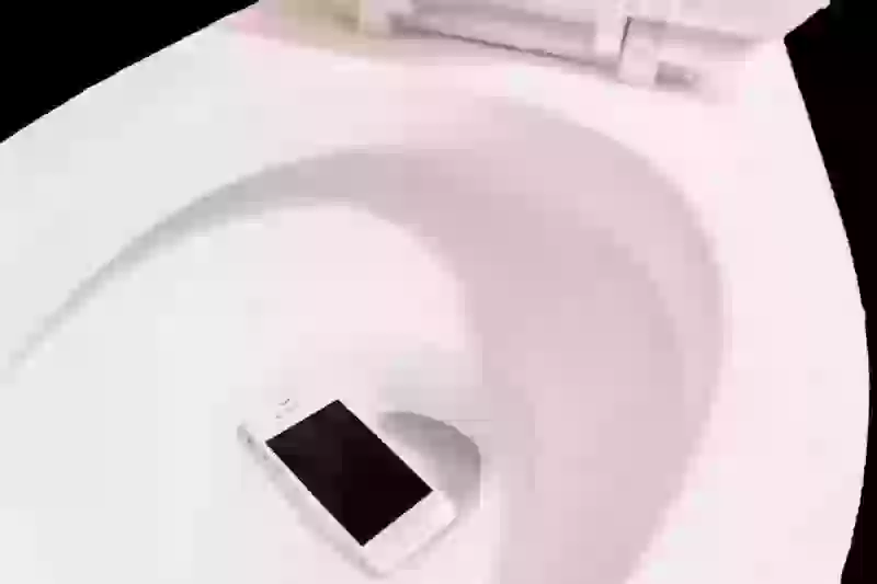 Что делать, если смартфон упал в воду